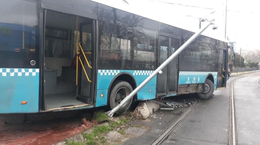 Aksaray'da otob&uuml;s tramvay yoluna girdi