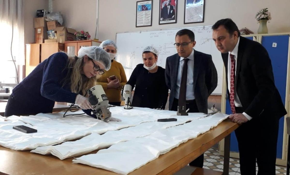 G&ouml;n&uuml;ll&uuml; &ouml;ğretmen ve &ouml;ğrencilerden hastanelere maske desteği