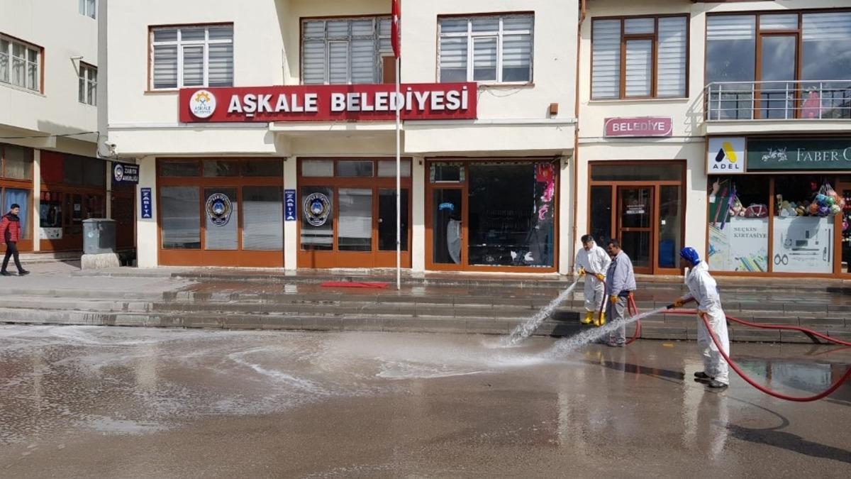 İl&ccedil;e merkezi k&ouml;p&uuml;kl&uuml; suyla yıkandı