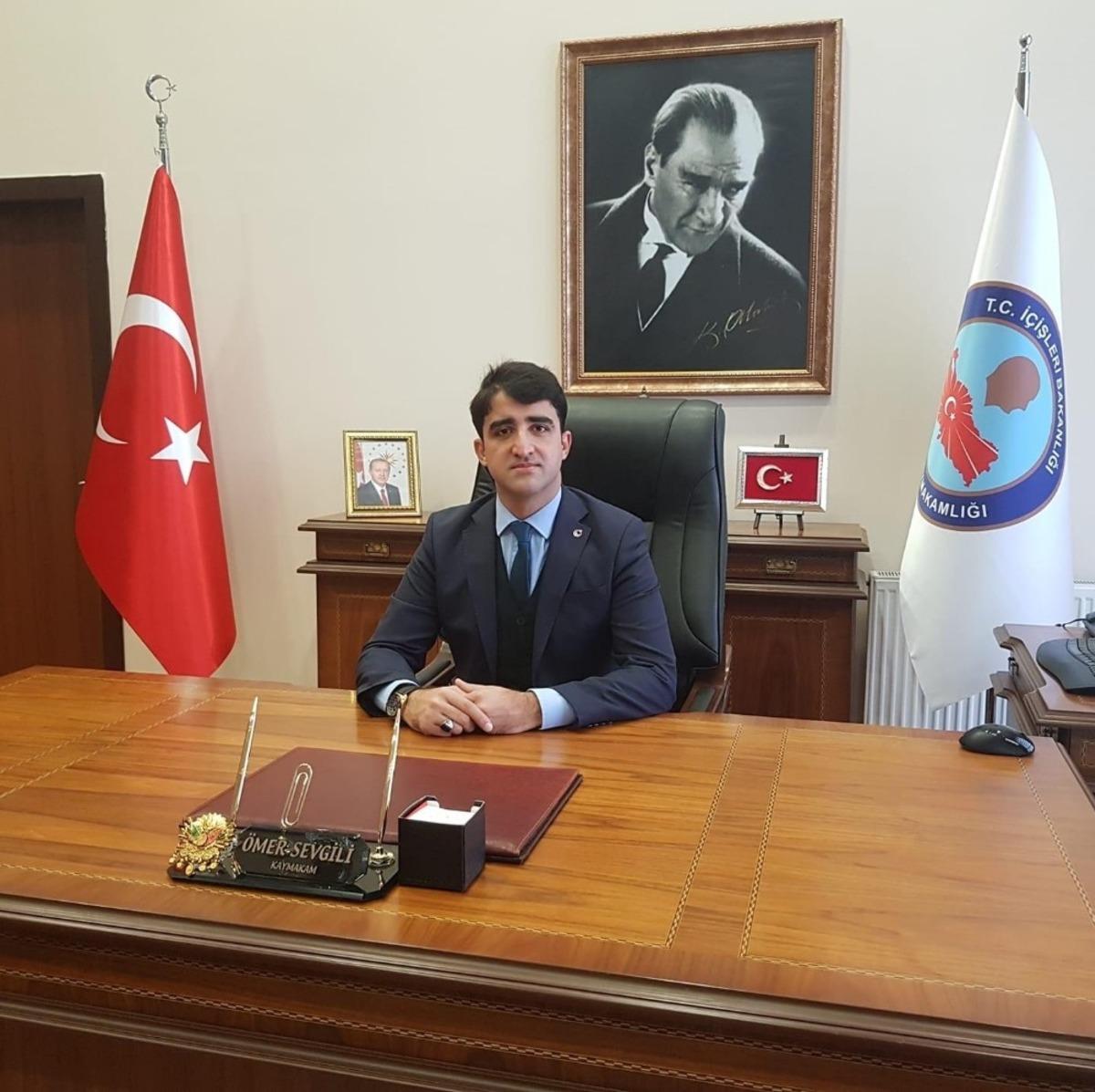 Yaşlıların y&uuml;z&uuml;n&uuml; kaymakam g&uuml;ld&uuml;rd&uuml;