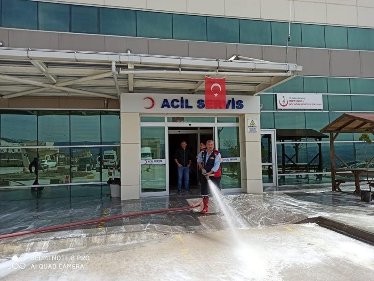Hastane bah&ccedil;esi dezenfekte edildi
