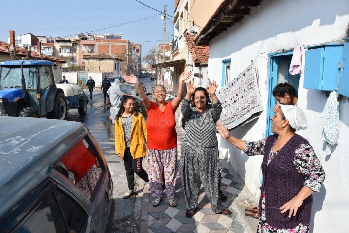 Akhisar&rsquo;da dezenfekte ve yıkama &ccedil;alışmaları aralıksız devam ediyor