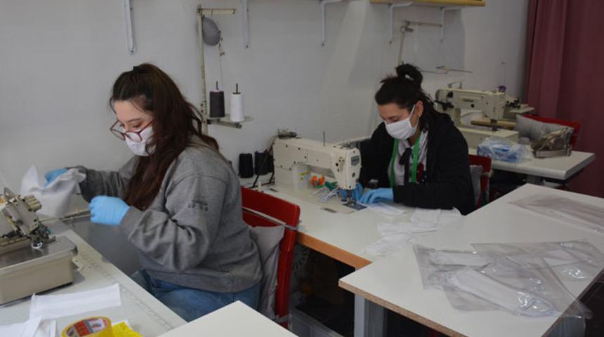 Patiska kumaştan maske dikiyor, siparişlere yetişemiyor 