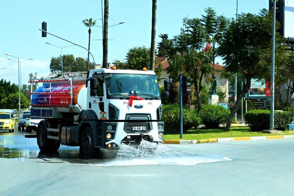 Cadde ve bulvarlar korona vir&uuml;se karşı yıkandı
