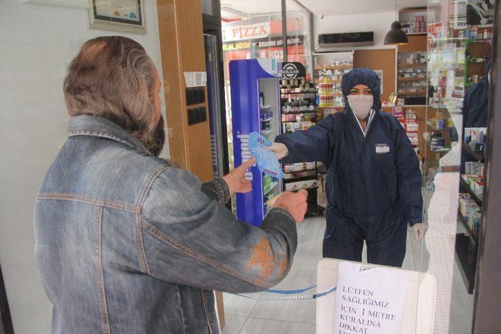 Eczanede özel kıyafetli ve güvenlik şeritli korona önlemi G1