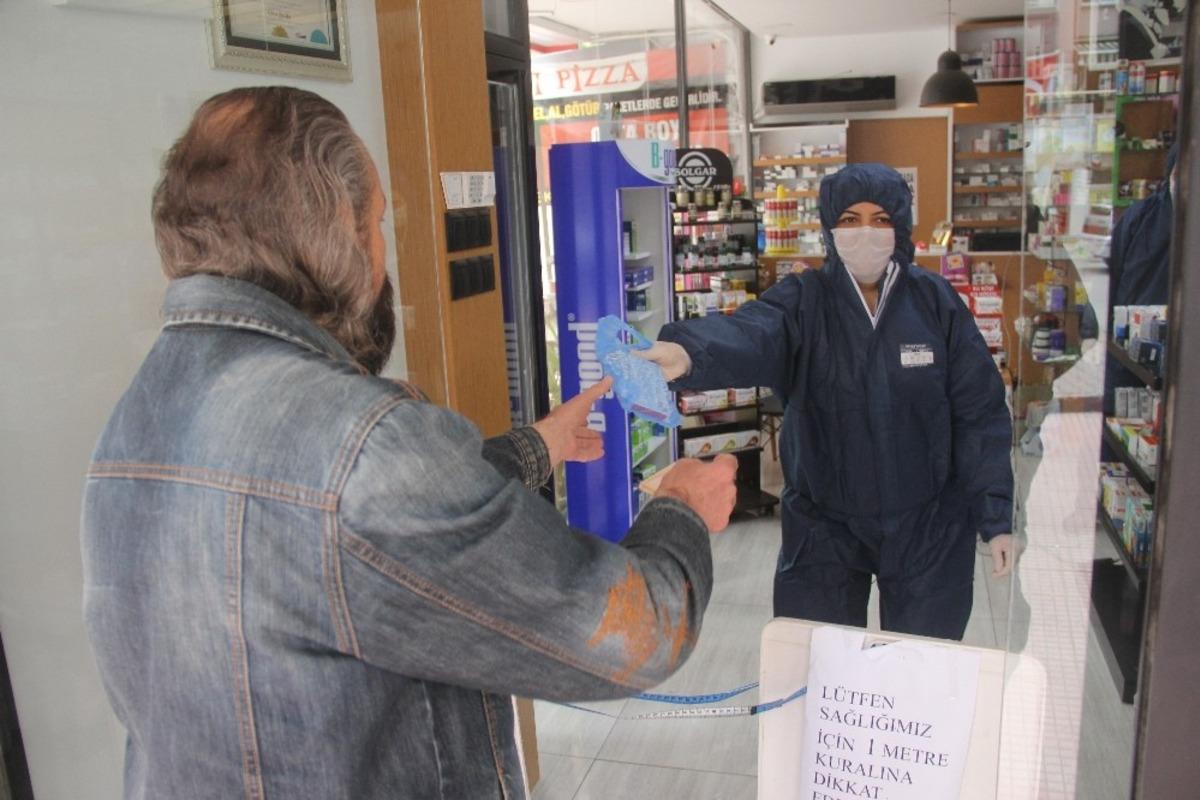Eczanede &ouml;zel kıyafetli ve g&uuml;venlik şeritli korona &ouml;nlemi