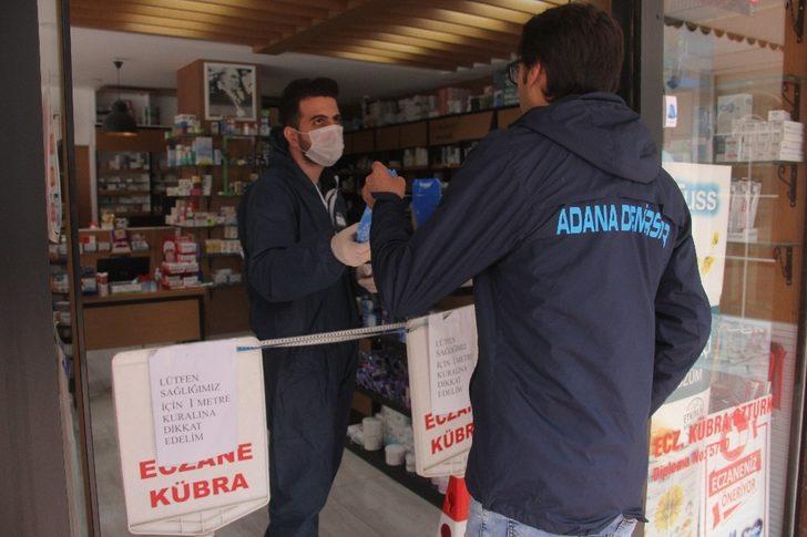 Eczanede özel kıyafetli ve güvenlik şeritli korona önlemi G2