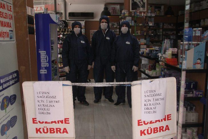 Eczanede özel kıyafetli ve güvenlik şeritli korona önlemi G3