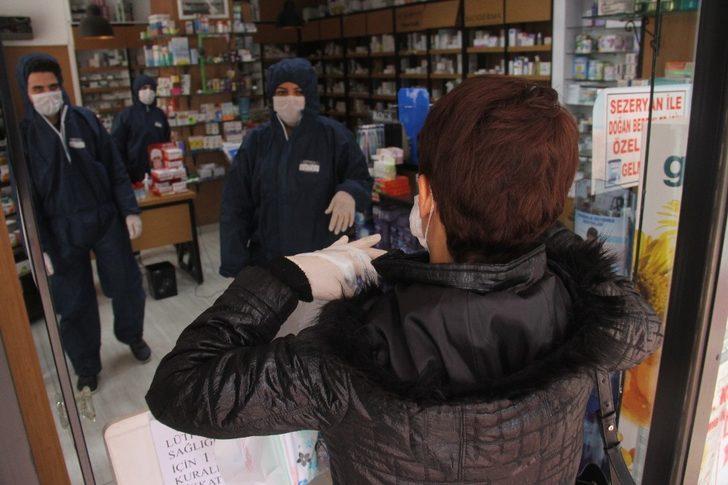 Eczanede özel kıyafetli ve güvenlik şeritli korona önlemi G4