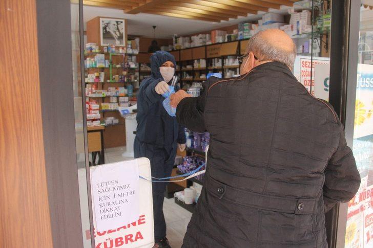 Eczanede özel kıyafetli ve güvenlik şeritli korona önlemi G5