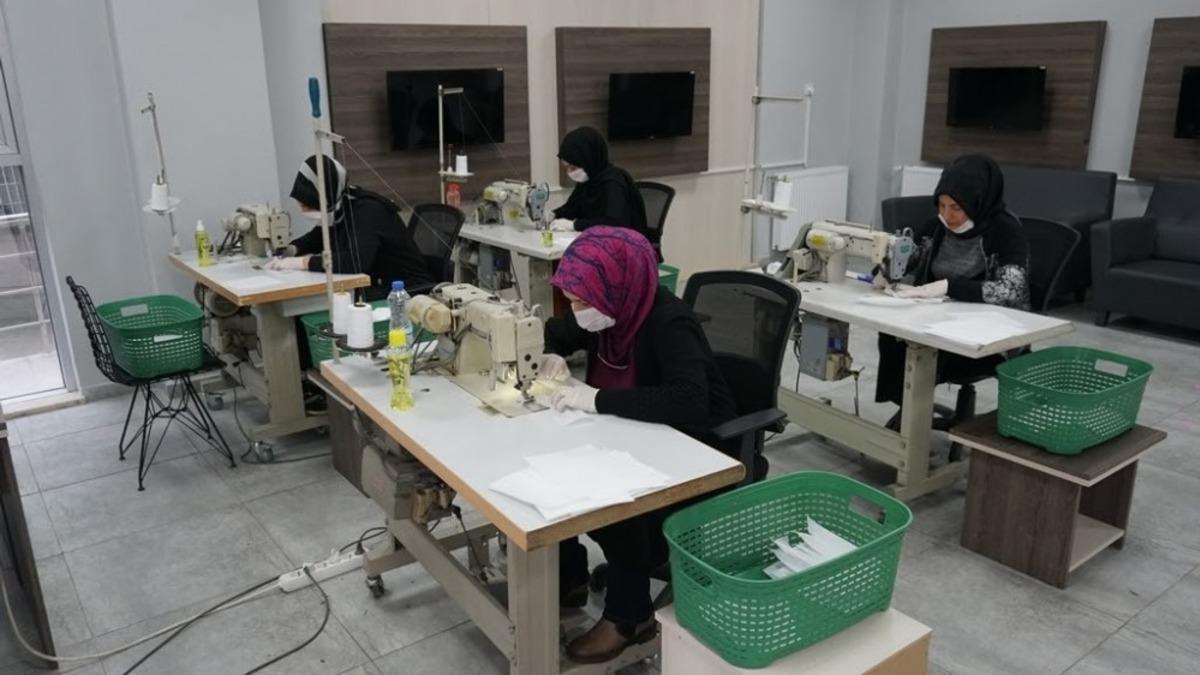 İzmit Belediyesi steril maske &uuml;retimine devam ediyor