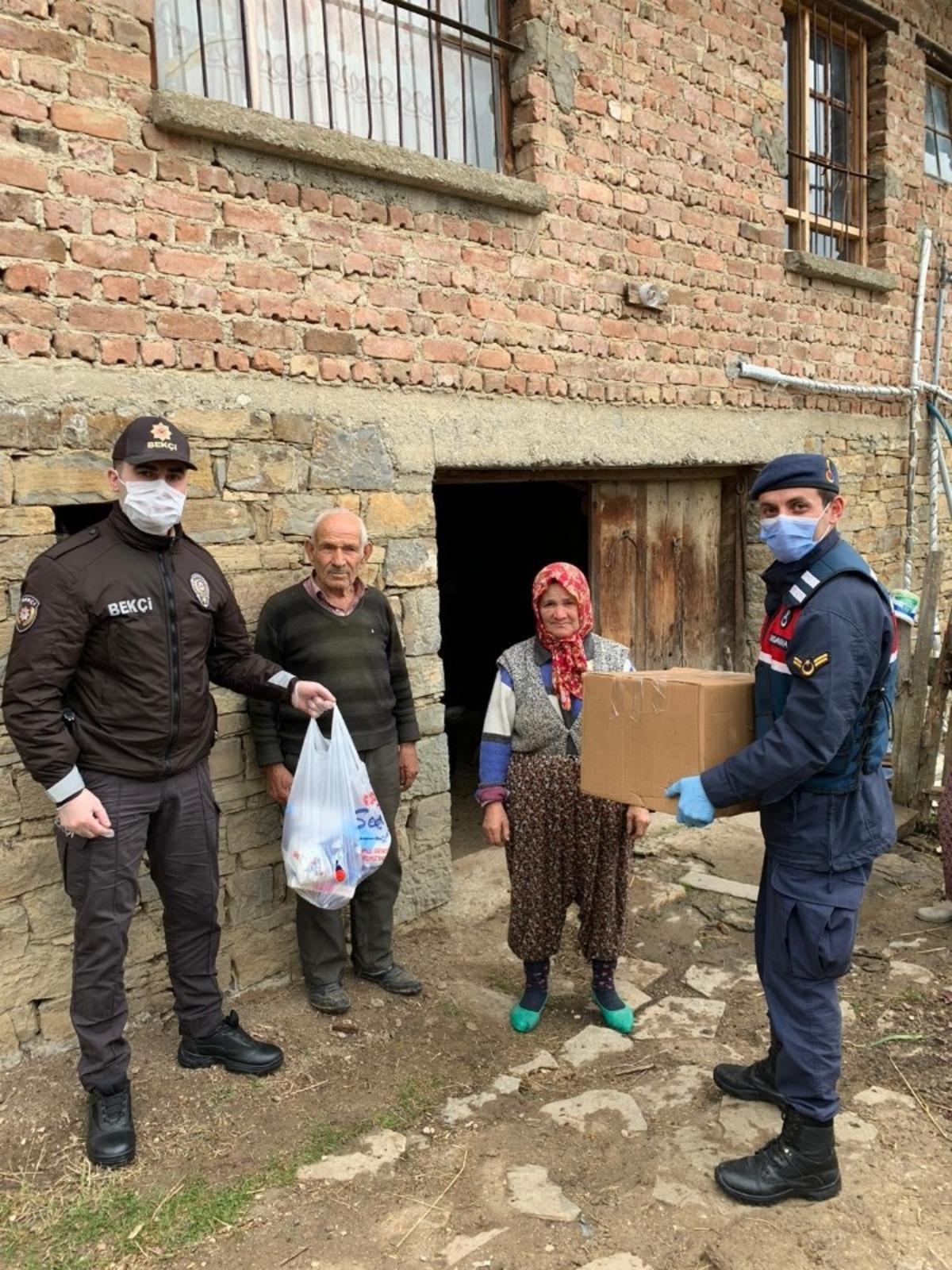 Tarihi kentte yaşlıların ihtiya&ccedil;ları karşılanmaya devam ediyor