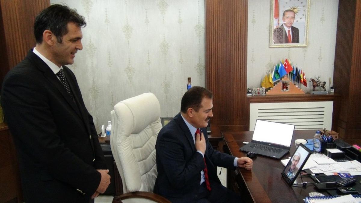 Vali Akbıyık, yaşlı vatandaşlarla g&ouml;r&uuml;nt&uuml;l&uuml; g&ouml;r&uuml;şt&uuml;