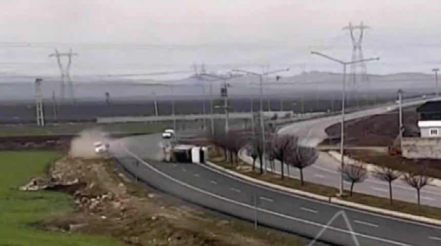 Batman’da 3 kişinin yaralandığı kaza anı kameraya yansıdı