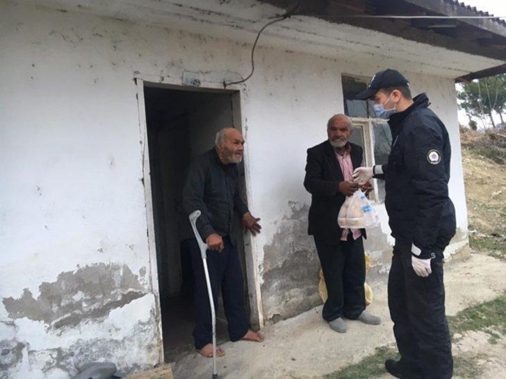 Sinop’ta polis, 65 yaş üstü kardeşler için odun kırarak soba yaktı G1
