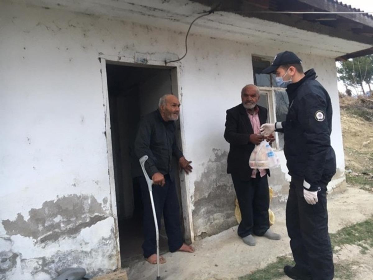 Sinop&rsquo;ta polis, 65 yaş &uuml;st&uuml; kardeşler i&ccedil;in odun kırarak soba yaktı