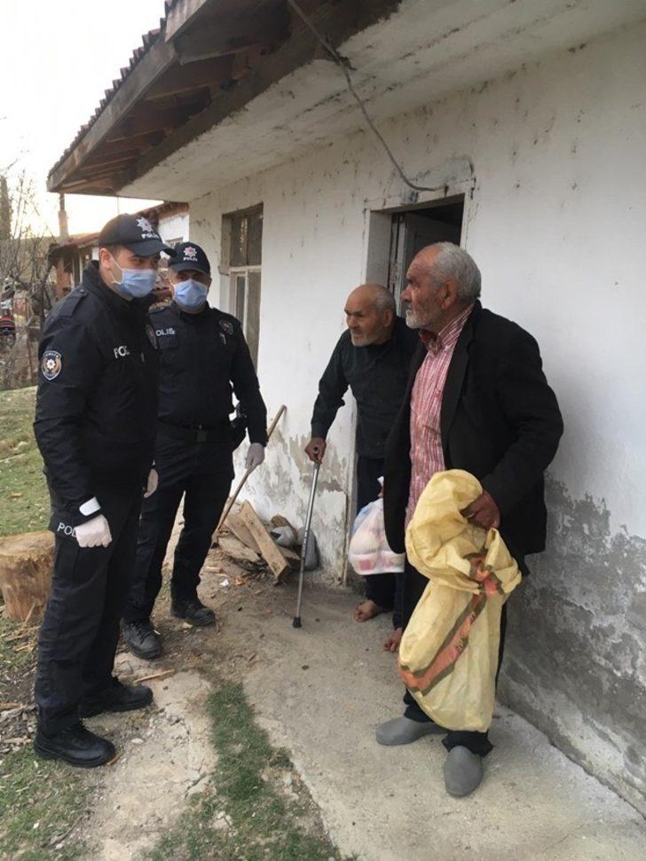 Sinop’ta polis, 65 yaş üstü kardeşler için odun kırarak soba yaktı G2