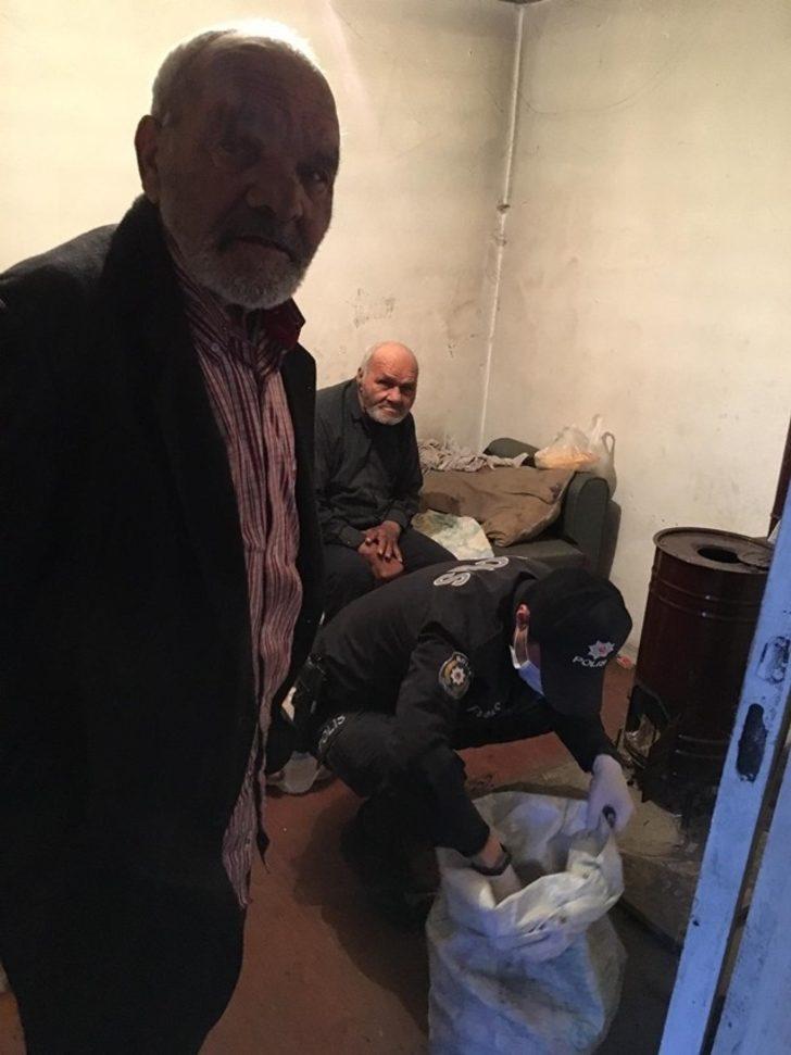 Sinop’ta polis, 65 yaş üstü kardeşler için odun kırarak soba yaktı G3