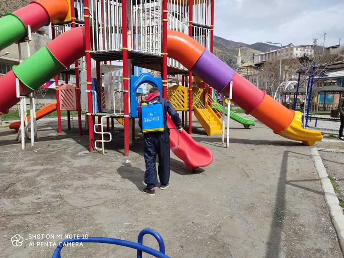 Uludere&rsquo;de korona vir&uuml;s ile m&uuml;cadele s&uuml;r&uuml;yor