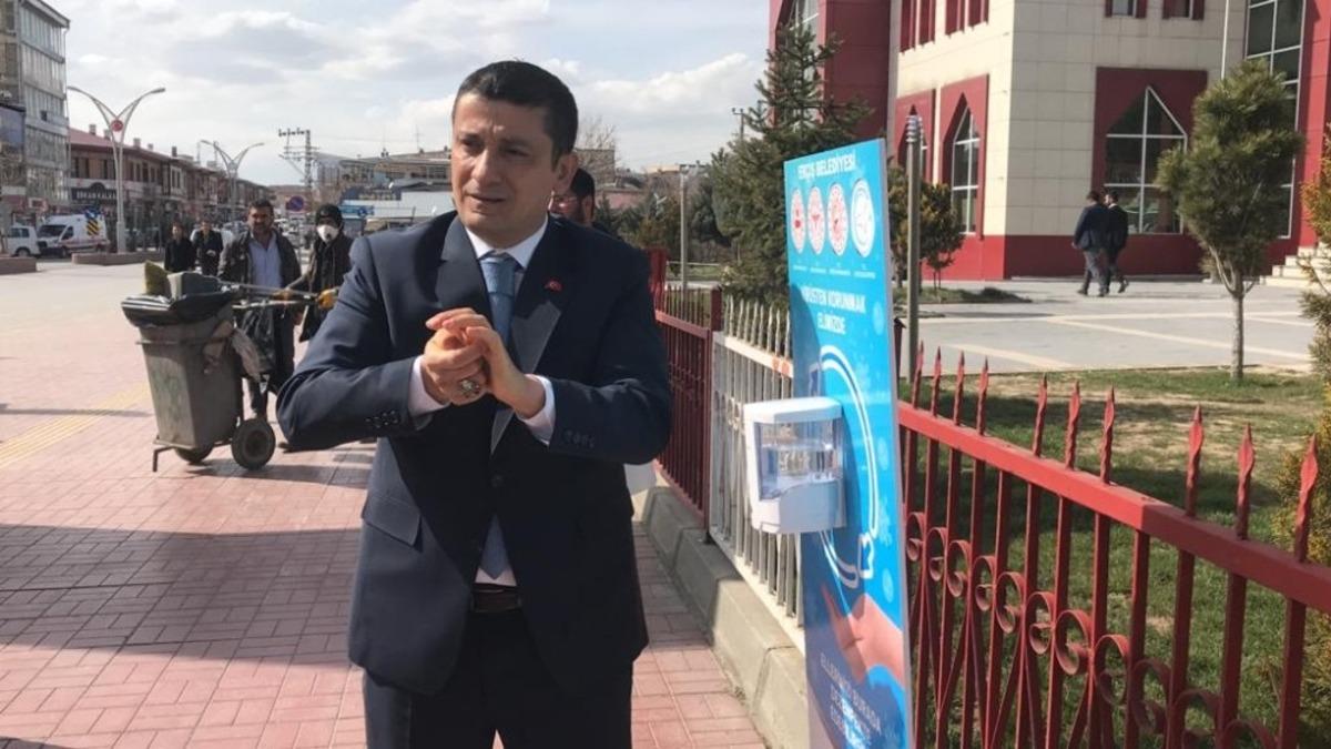 Erciş&rsquo;te sens&ouml;rl&uuml; el dezenfektan noktaları oluşturuldu