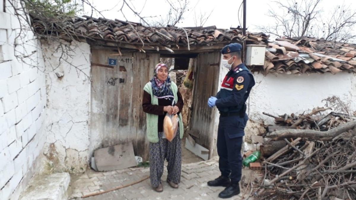Evden &ccedil;ıkamayan vatandaşlara jandarmadan destek