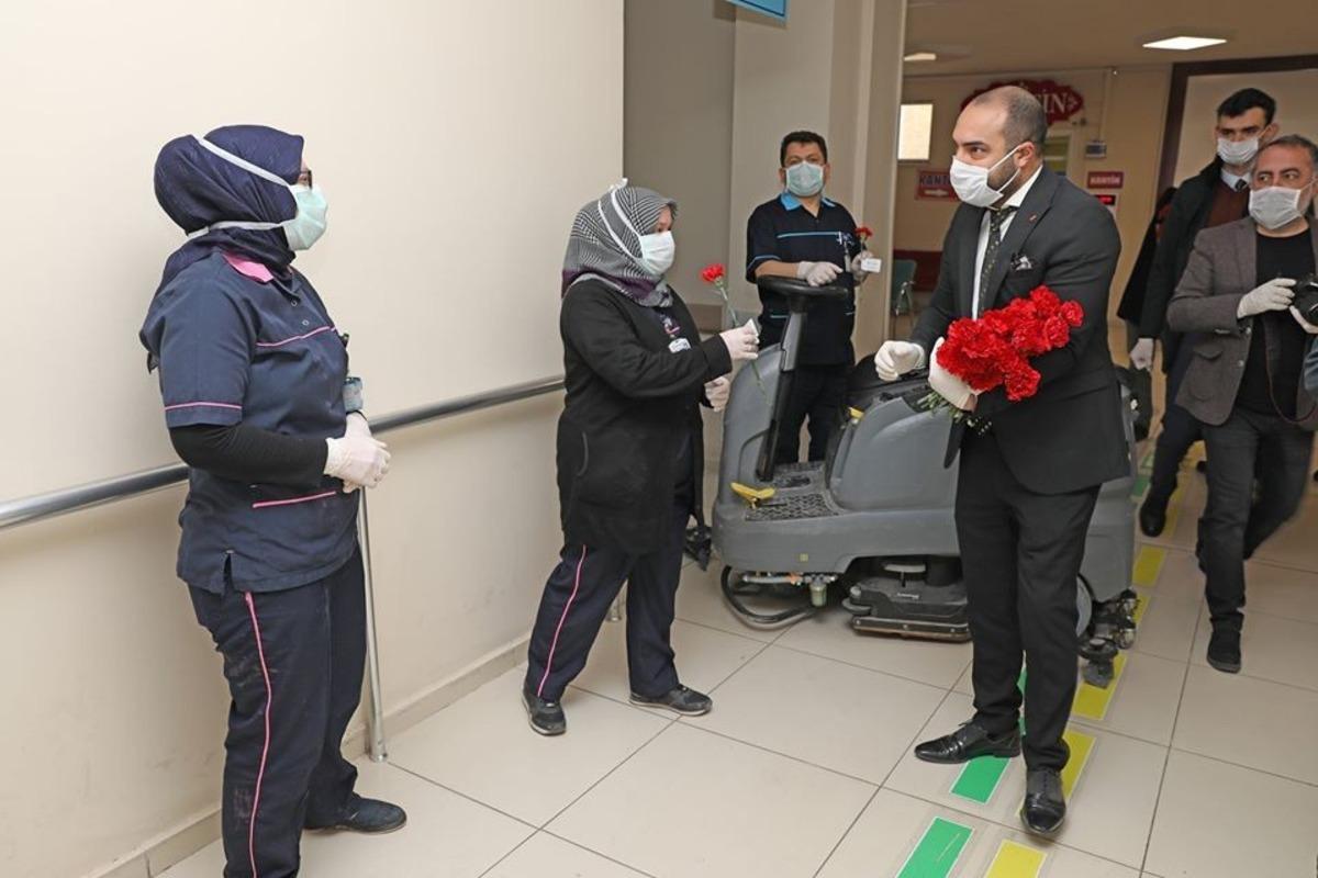 Sağlık &ccedil;alışanlarına kırmızı karanfil