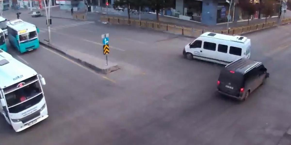 Erzurum&rsquo;da 5 kişinin yaralandığı feci kaza kameralara yansıdı