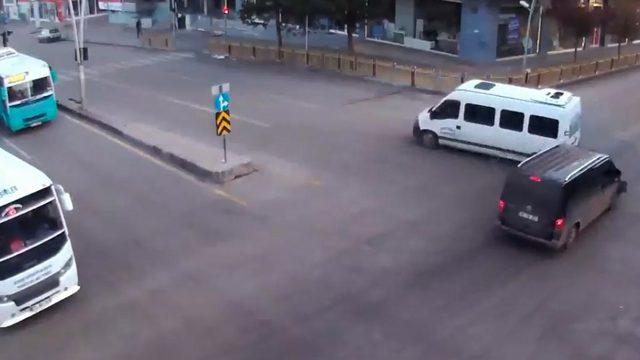 Erzurum’da 5 kişinin yaralandığı feci kaza kameralara yansıdı