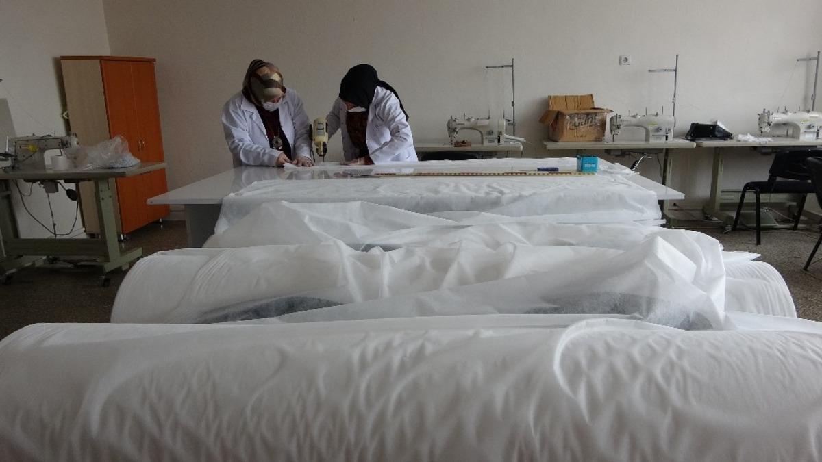 G&ouml;n&uuml;ll&uuml; kadınlar maske &uuml;retimine başladı