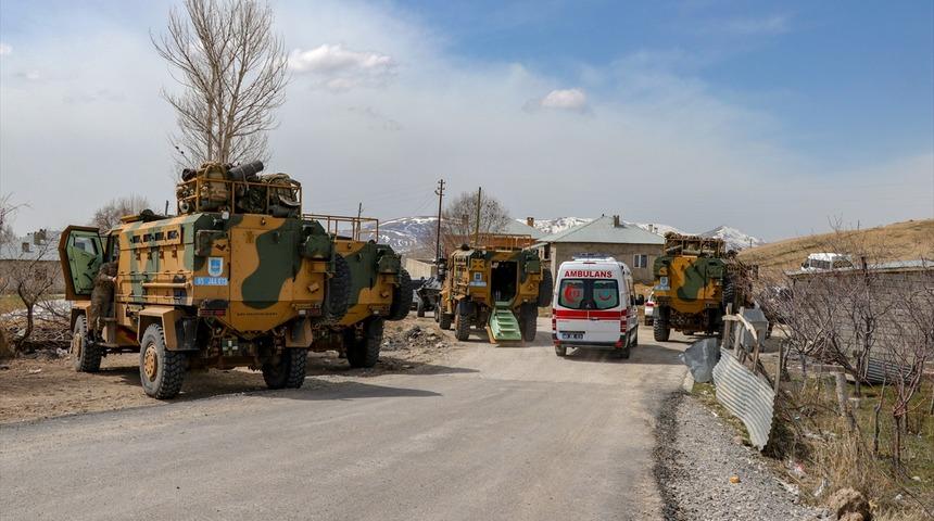 Van'da iki aile arasında çıkan silahlı kavgada 3 kişi öldü, 8 kişi yaralandı