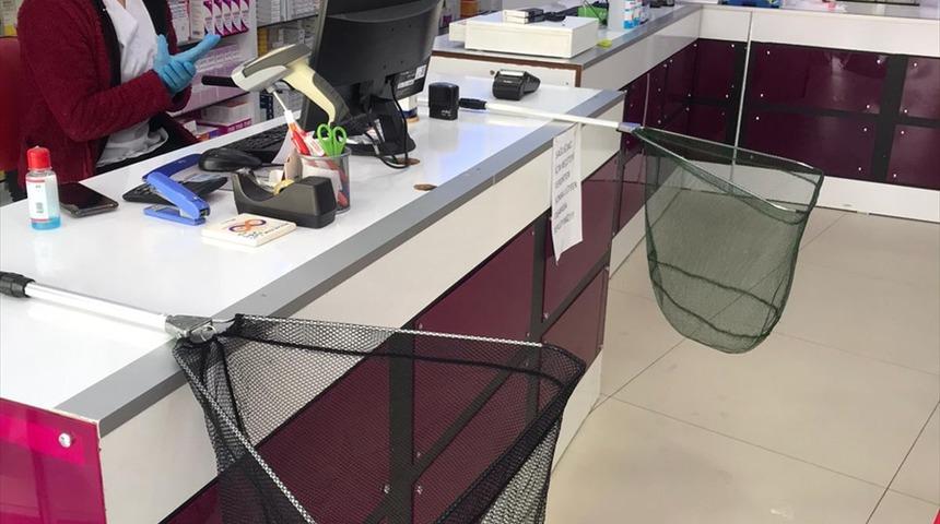 Denizli'de eczacıdan havuz temizleme filesi ile koronavirüs önlemi