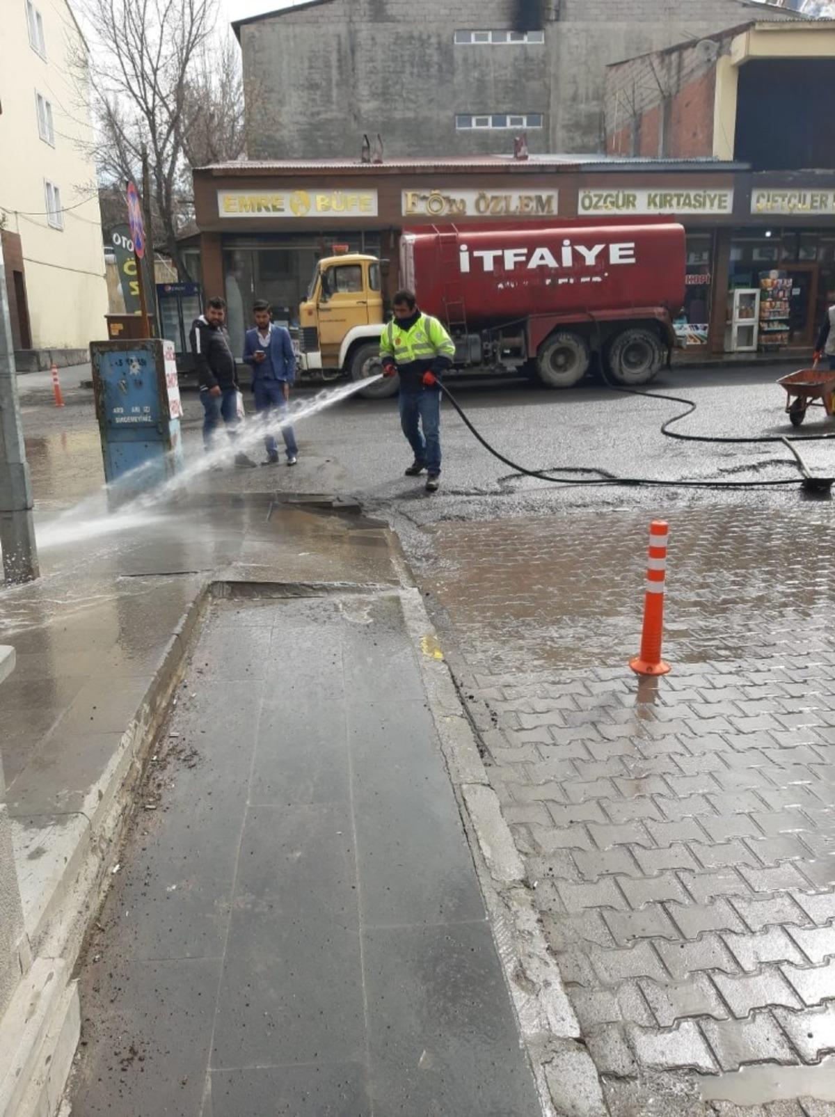 Bulanık&rsquo;ta k&ouml;p&uuml;kl&uuml; suyla temizlik &ccedil;alışması