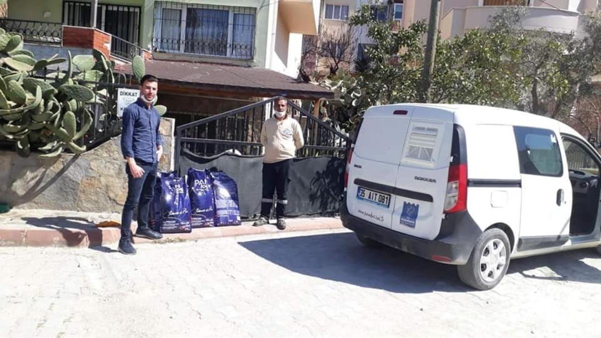 Kuşadası&rsquo;nda sokak hayvanları i&ccedil;in mama dağıtmaya başlandı