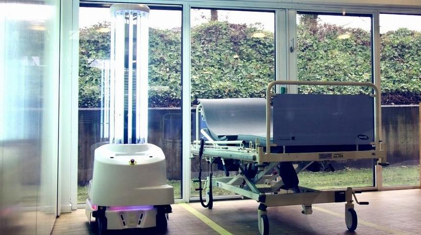 Koronavir&uuml;sle m&uuml;cadeleye yardım eden robotlar