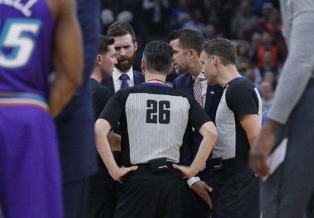 Hakemler, Oklahoma City Thunder-Utah Jazz maçının ertelenmesi öncesi konuşuyor
