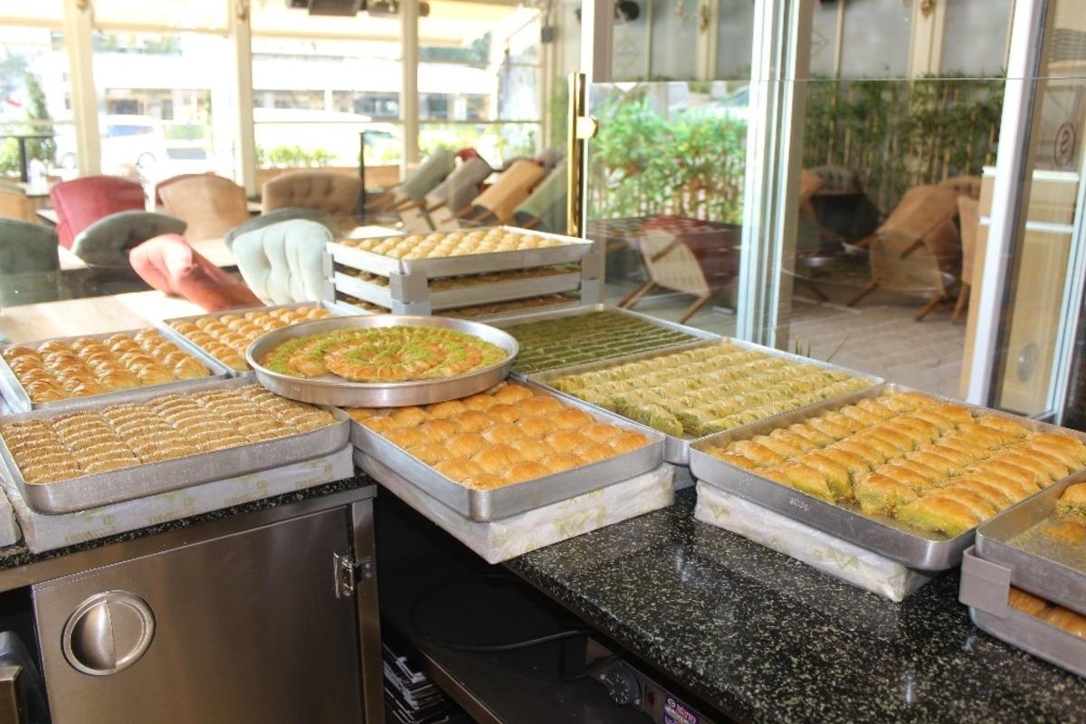 Kadayıf&ccedil;ı Sıtkı Ustadan &lsquo;evlere servis&rsquo; hizmeti