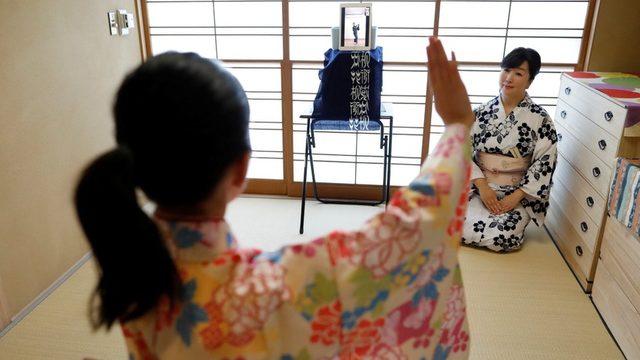Japonya'da iki kadın internet üzerinden geleneksel dans dersi alırken