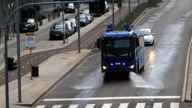 İtalya örneğinde önlemlerin gecikmesinin sağlık sistemi üzerinde yarattığı baskı eleştirilerde sık sık dile getiriliyor