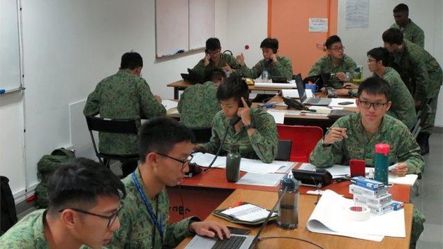 Singapur'da ordu da pozitif vakaların temas kurduğu kişilerin bulunmasında aktif rol üstlenmişti.
