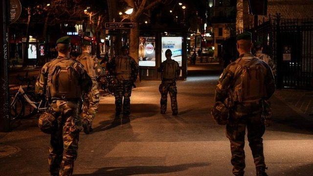 Gönüllü tecrit yetersiz kalınca Fransa'da askerler sokağa çıktı
