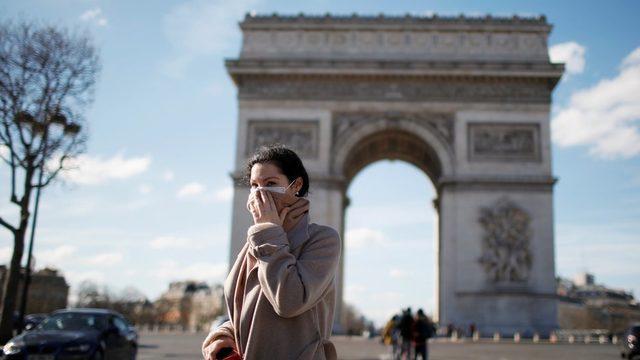 Paris'teki turistik Arc de Triomphe bölgesi 15 Mart Pazar günü sessizdi.