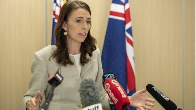 Jacinda Ardern Yeni Zelandalılara 'süpermarketlere akın etmemeleri' uyarısında bulundu.