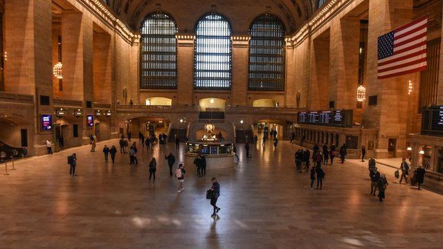 Koronavirüs korkusu nedeniyle New York'un genelde kalabalık olan tren istasyonu da sakin.