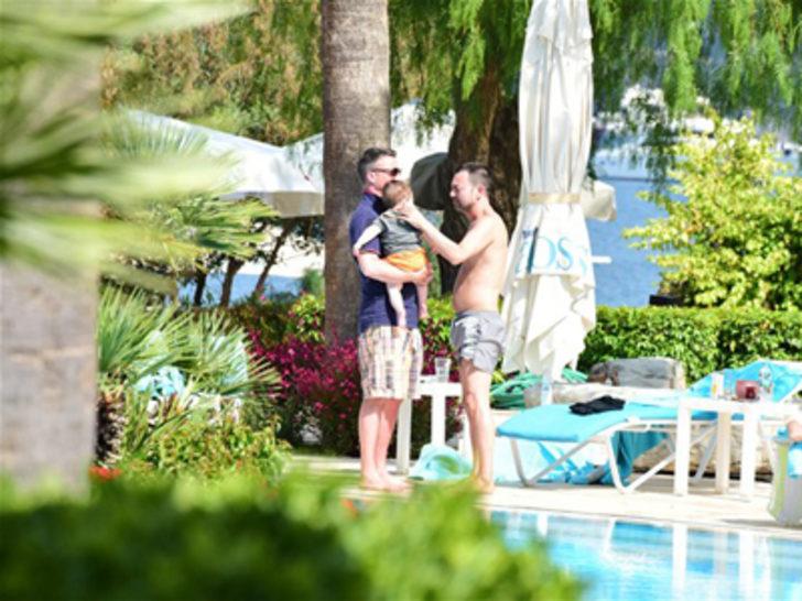 Serdar Ortaç eşinin ailesiyle tatilde G2