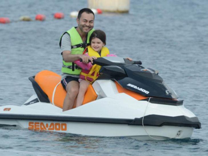 Serdar Ortaç eşinin ailesiyle tatilde G4