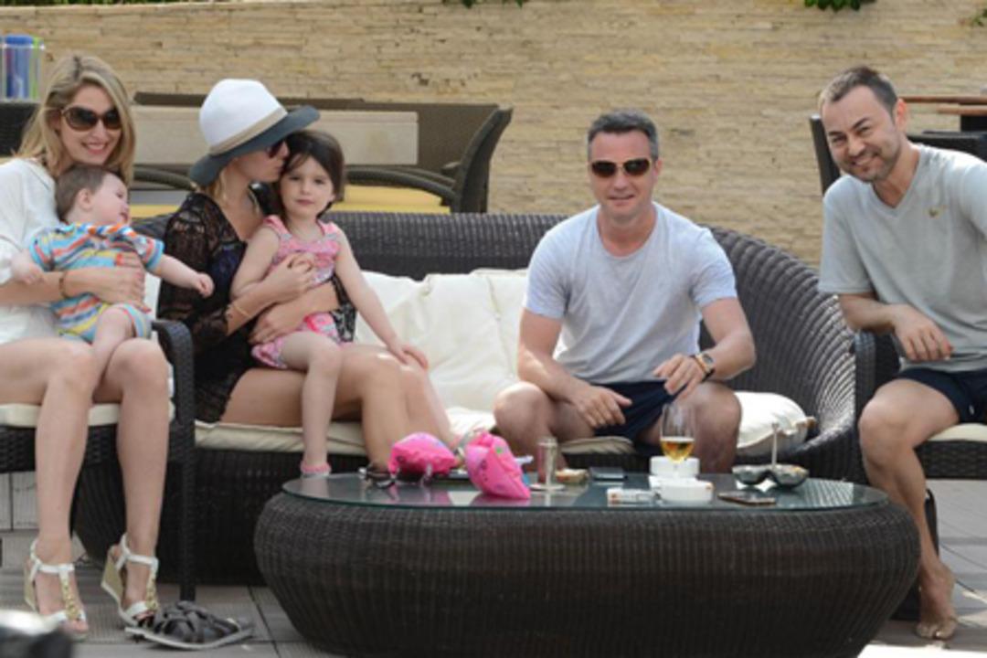 Serdar Orta&ccedil; eşinin ailesiyle tatilde