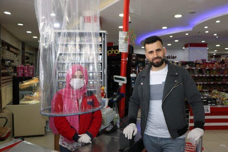 Markette kasiyerlere naylon poşetli koronavirüs önlemi G3