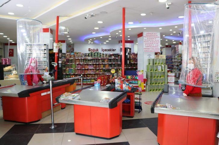 Markette kasiyerlere naylon poşetli koronavirüs önlemi G1