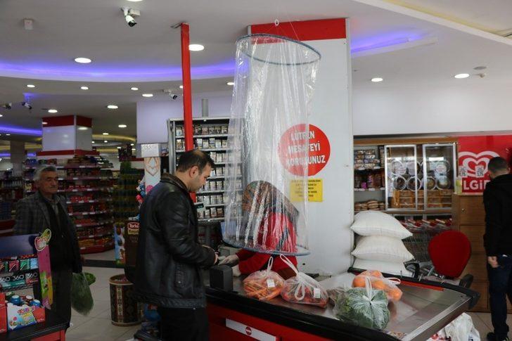 Markette kasiyerlere naylon poşetli koronavirüs önlemi G4