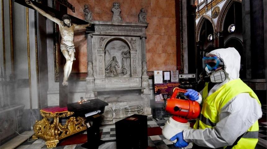 Koronavir&uuml;s (Covid-19): İtalya'da karantina altında video konferansla yoga, sosyal medyayla sanat